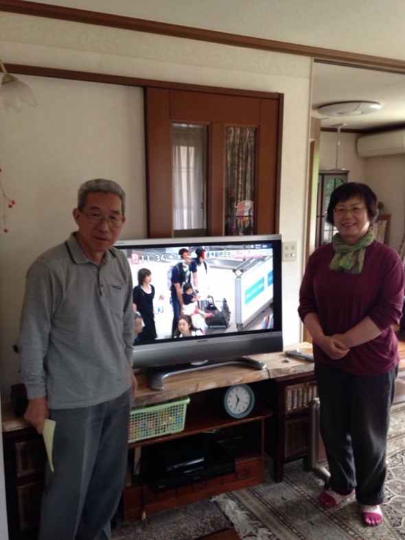 テレビ前の夫婦