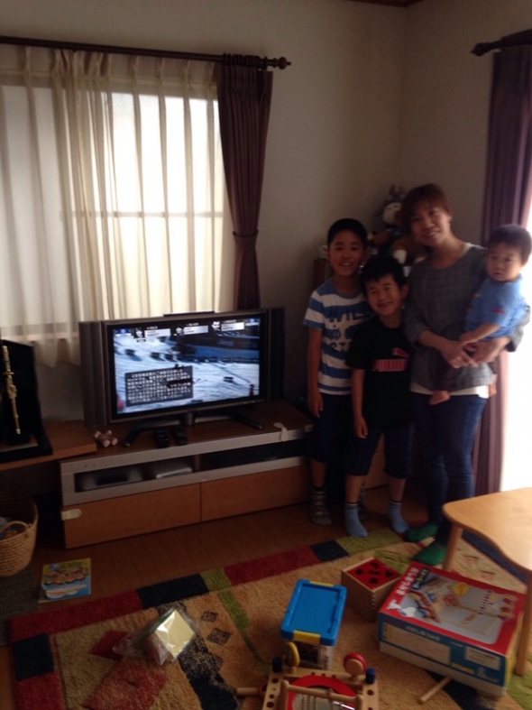 テレビ前の家族
