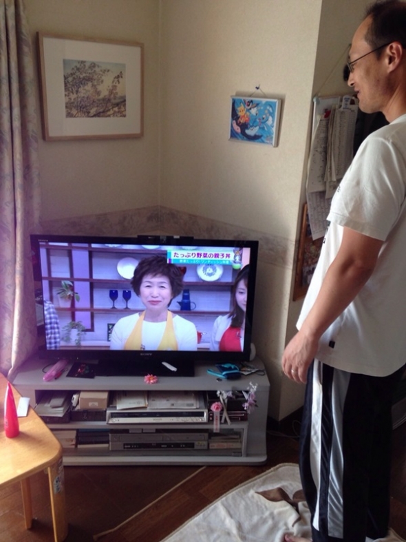 テレビを見る男性