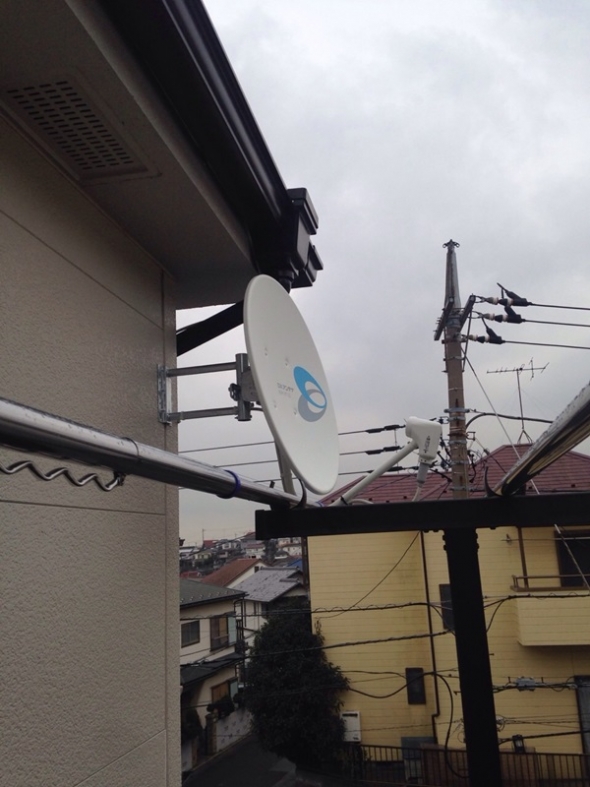 外壁に取り付けたBS/CSアンテナ