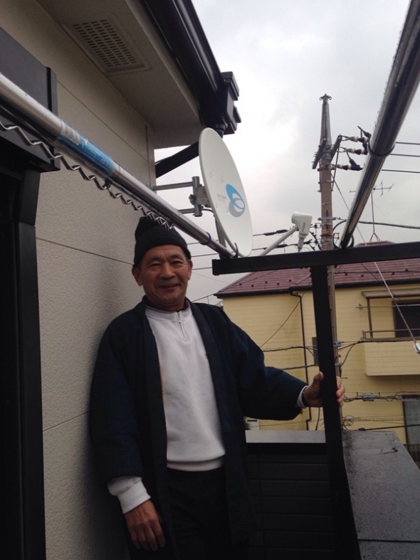 ベランダに立つ男性