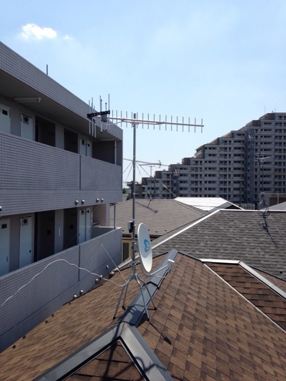 屋根上に設置したUHFアンテナとBS/CSアンテナ