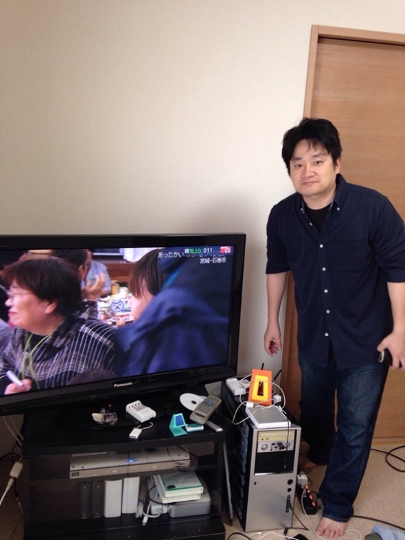 テレビ横の男性