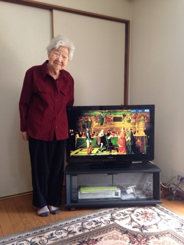 テレビ横の女性