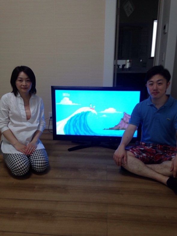 テレビ前の夫婦