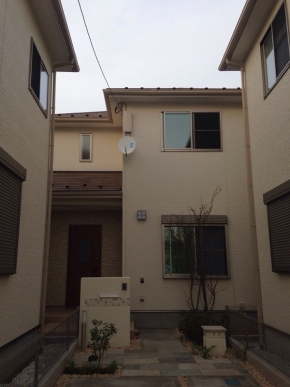 デザインアンテナとBS/CSアンテナを設置した戸建住宅