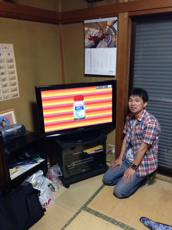 テレビ前の男性