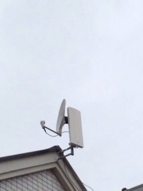 破風板に取り付けたデザインアンテナとBS/CSアンテナ