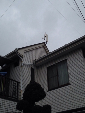 デザインアンテナとBS/CSアンテナを設置した戸建住宅