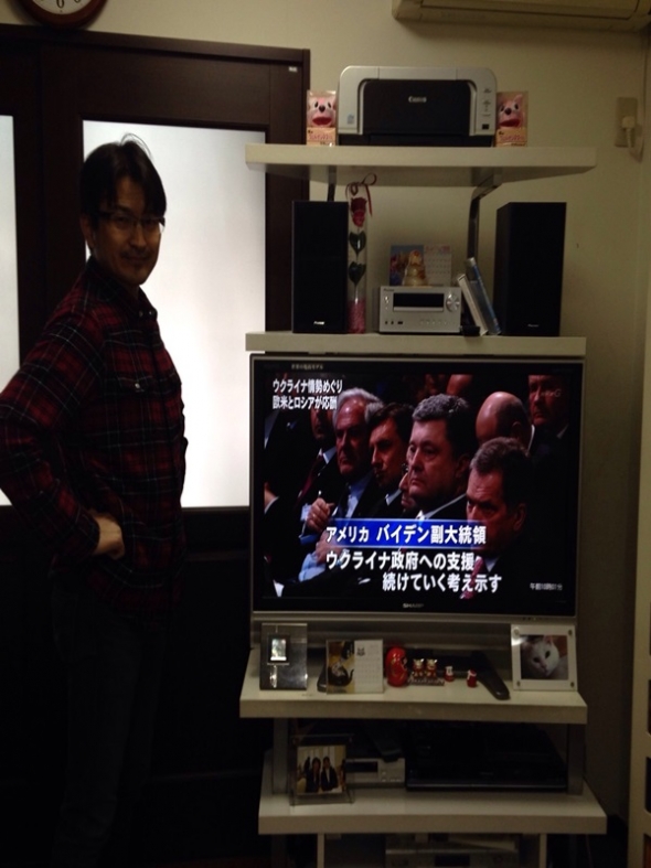 テレビ横の男性