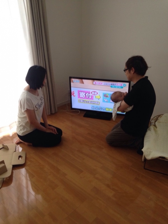 テレビ前の家族