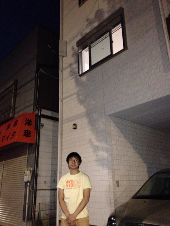 戸建住宅前の男性