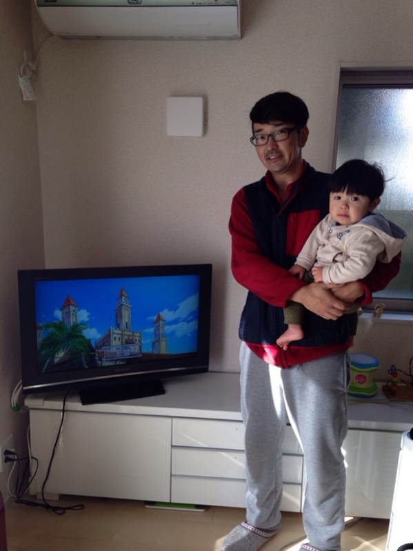 テレビ前の親子