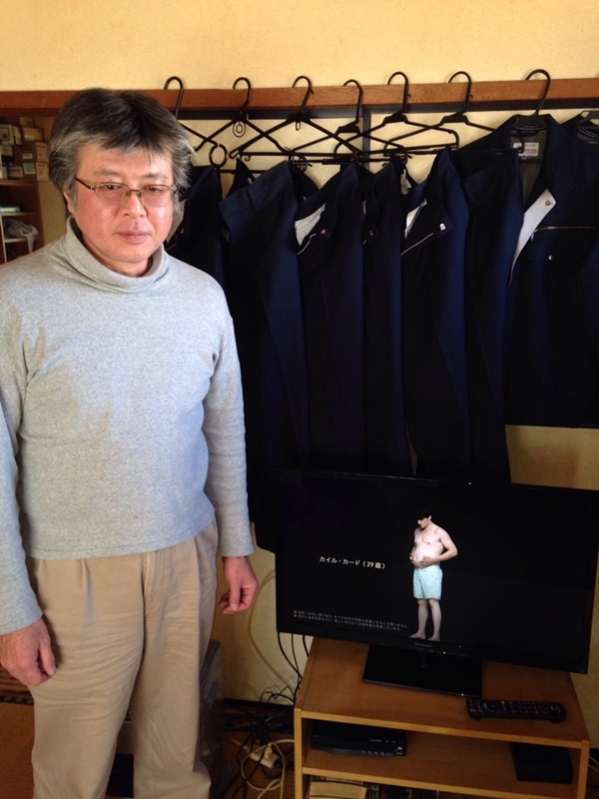 テレビ横の男性