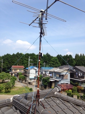 屋根上のテレビアンテナ