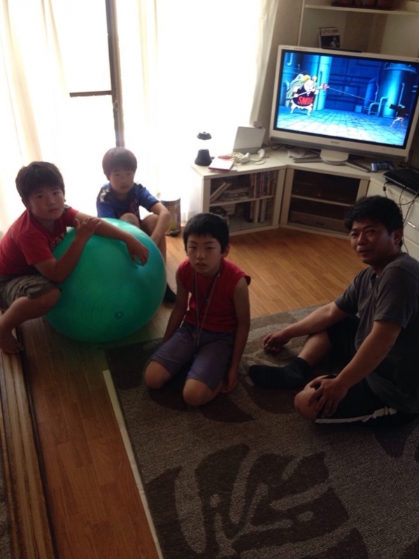 テレビ前の家族