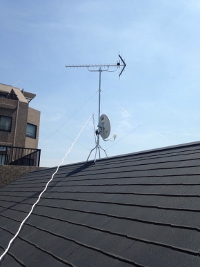 屋根上に設置したUHFアンテナとBS/CSアンテナ