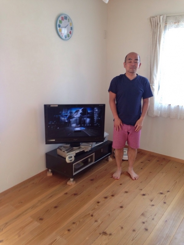 テレビ前の男性