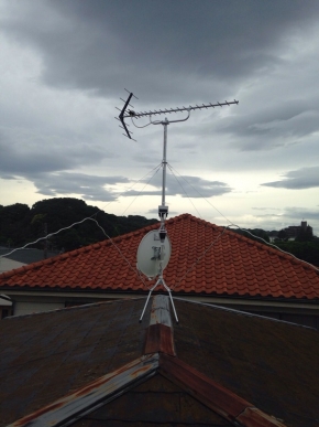 屋根上に設置したUHFアンテナとBS/CSアンテナ