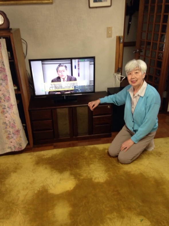 テレビ前の女性