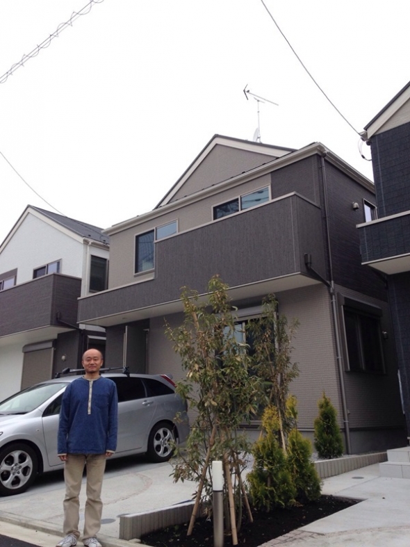 戸建住宅前の男性