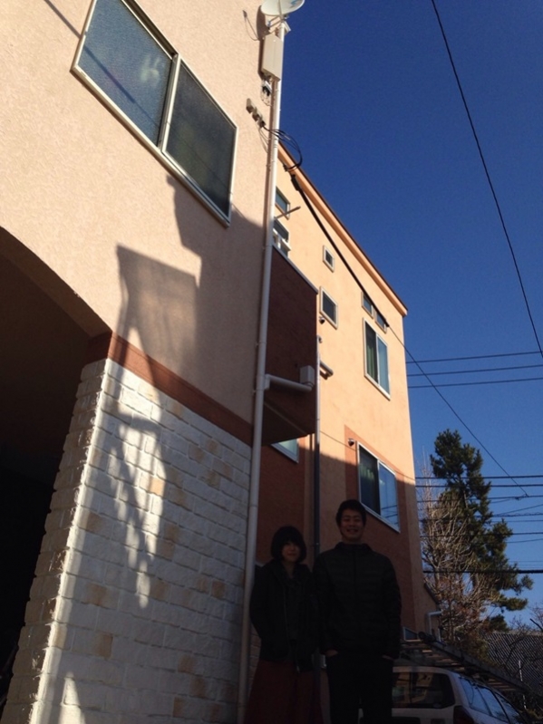 戸建住宅前の夫婦