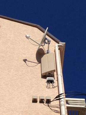 外壁に取り付けたデザインアンテナとBS/CSアンテナ