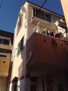 デザインアンテナとBS/CSアンテナを設置した戸建住宅