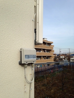 外壁に取り付けたデザインアンテナとブースター