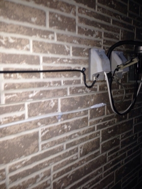 外壁に配線した同軸ケーブル