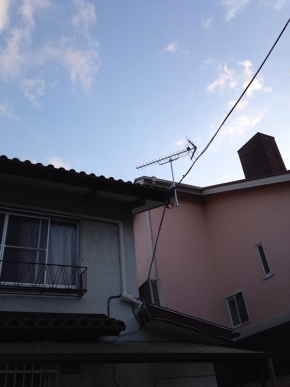 破風板に取り付けたUHFアンテナ