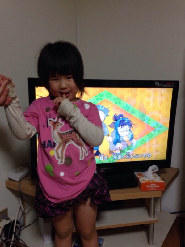 テレビ前の少女