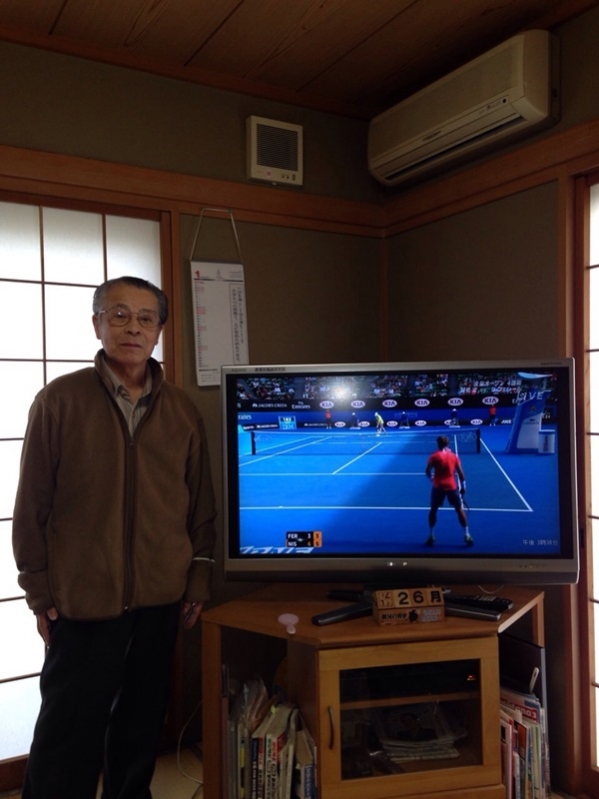 テレビ横の男性