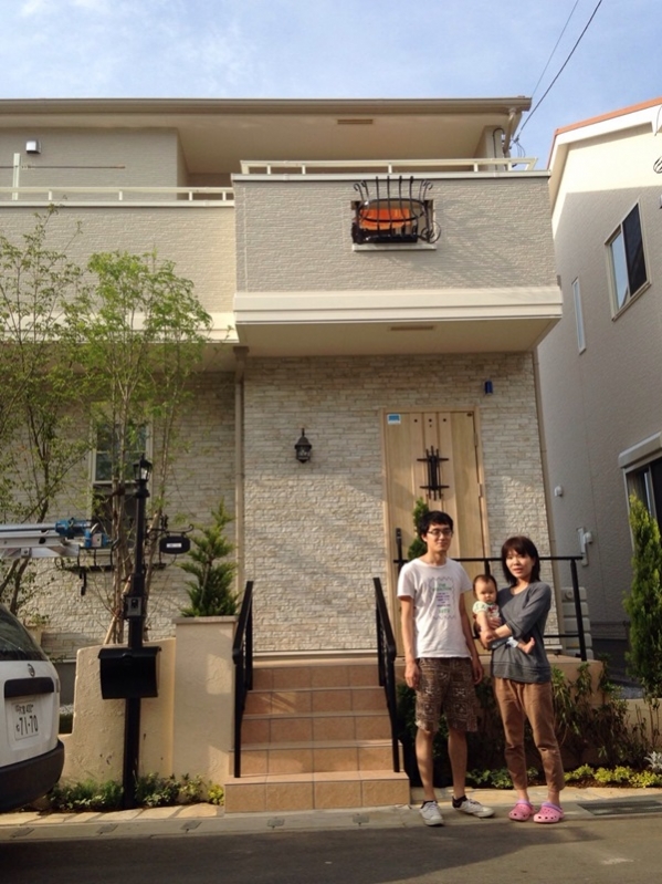 戸建住宅前の夫婦