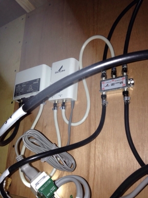 屋根裏のブースターの本体及び電源と分配器