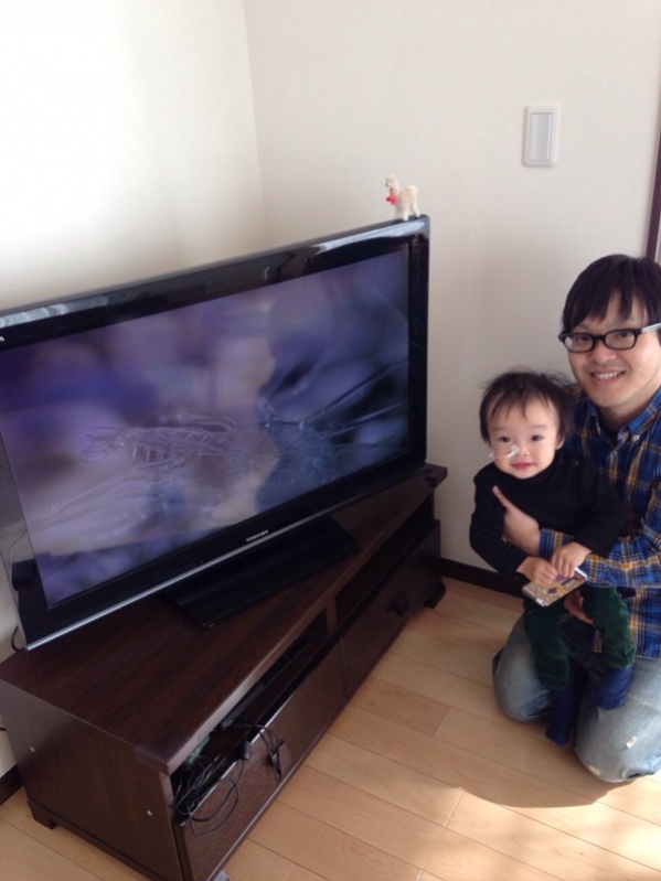 テレビ前の親子