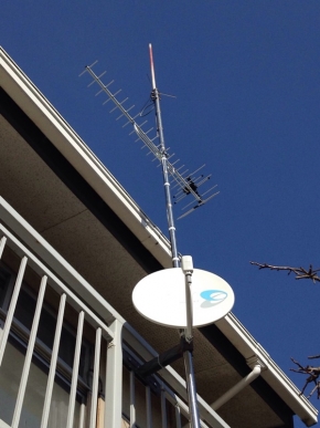 手すりに取り付けたUHFアンテナとBS/CSアンテナ