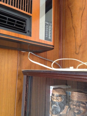 屋内に配線した同軸ケーブル