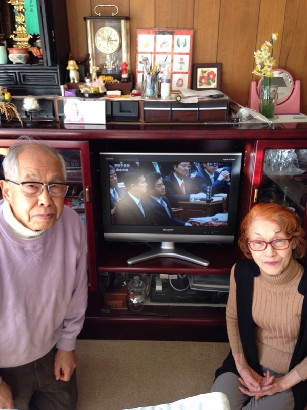 テレビ前の夫婦