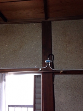 柱に取り付けた分配器