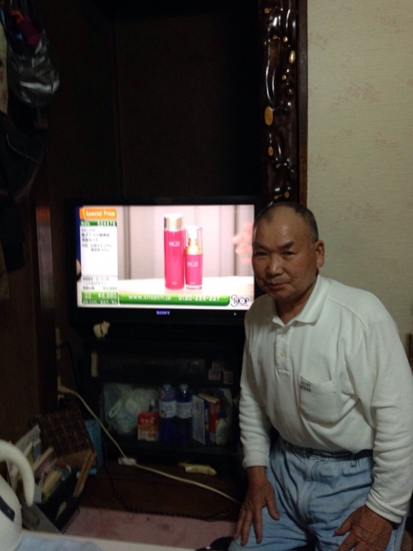 テレビ前の男性