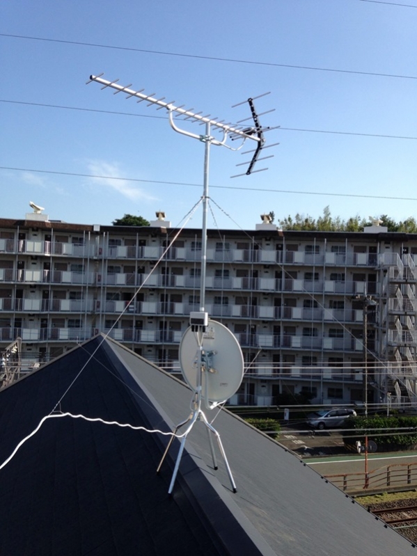 屋根上に設置したUHFアンテナとBS/CSアンテナ