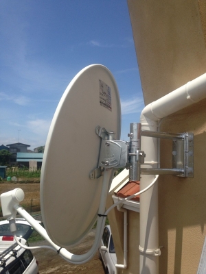 外壁に取り付けたBS/CSアンテナ