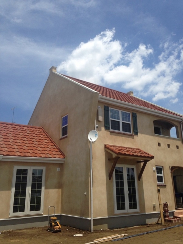 デザインアンテナとBS/CSアンテナを設置した戸建住宅