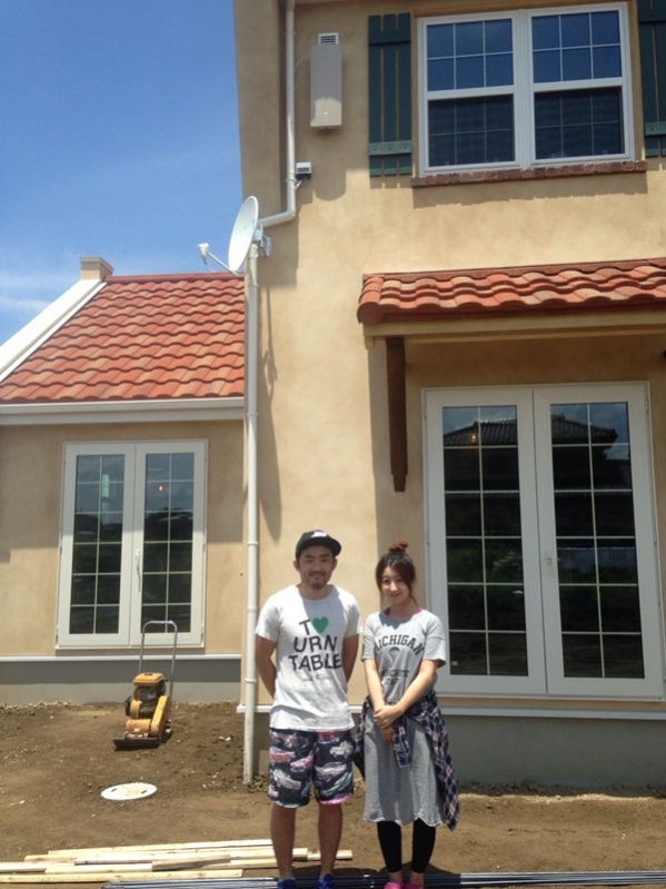 戸建住宅前の夫婦