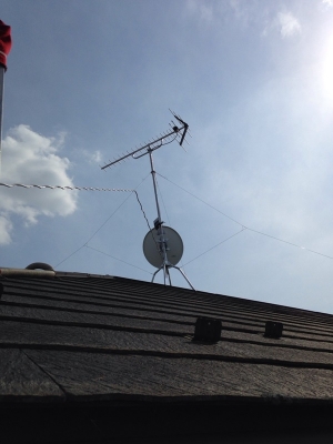屋根上に設置したUHFアンテナとBS/CSアンテナ