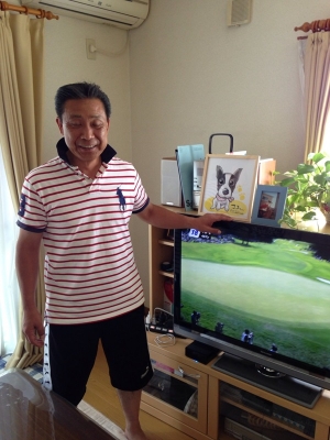 テレビ横の男性