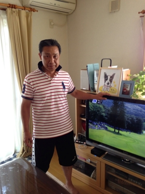 テレビ横の男性