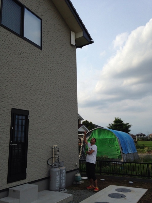 デザインアンテナを指さす男性