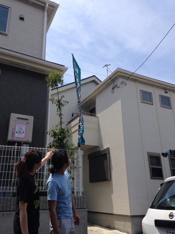 UHFアンテナを指さす夫婦